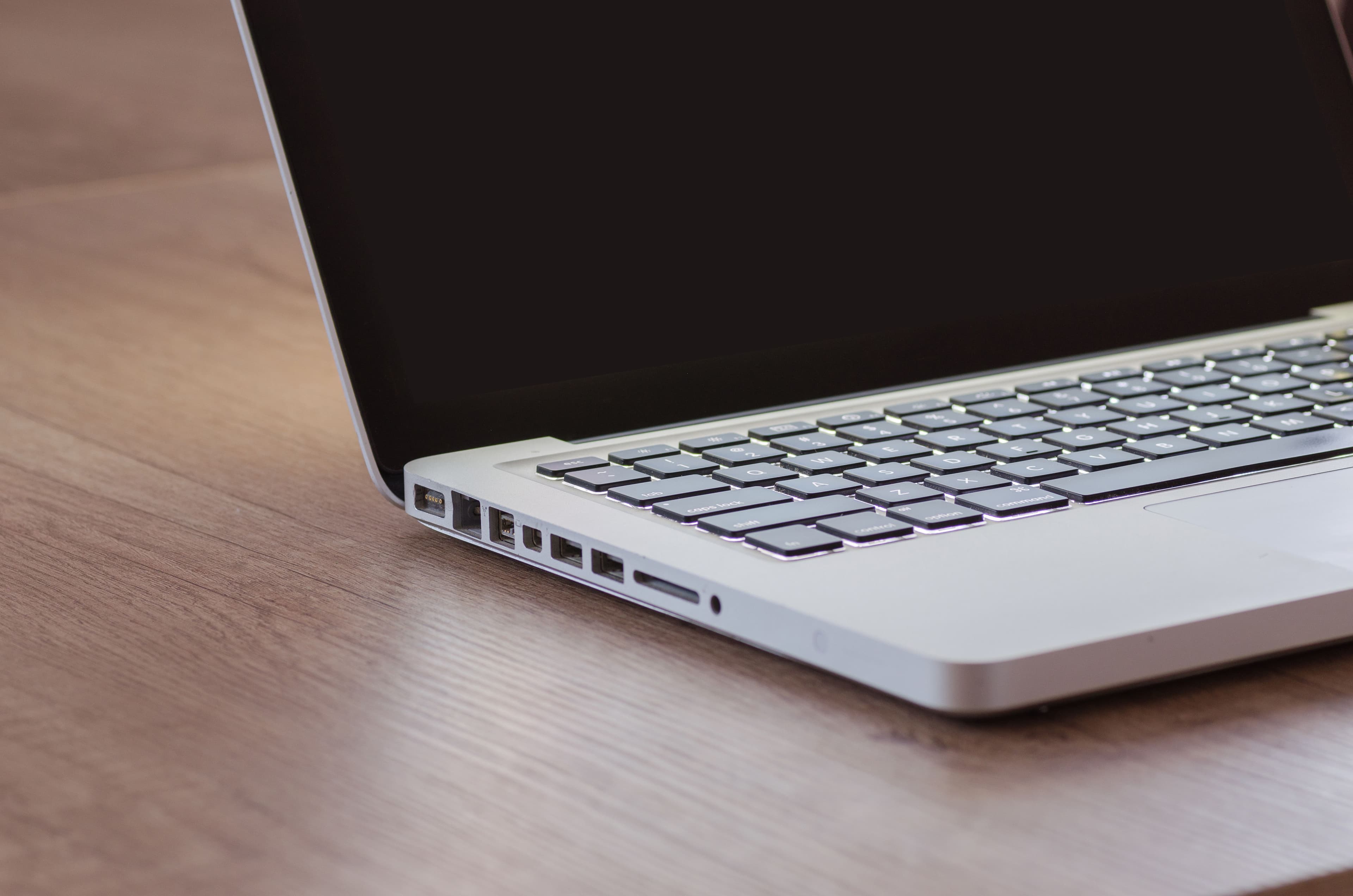 Laptop på skrivbord — digital utveckling